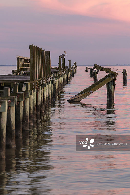 美国密西西比州长滩市，一座因飓风而损坏的破旧钓鱼码头图片素材