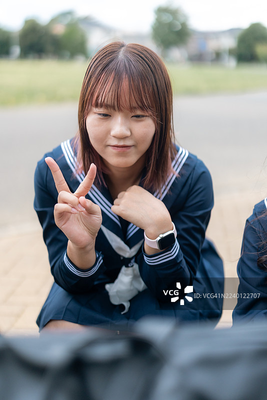 女高中生们准备录制电影，用于分享到社交媒体。图片素材