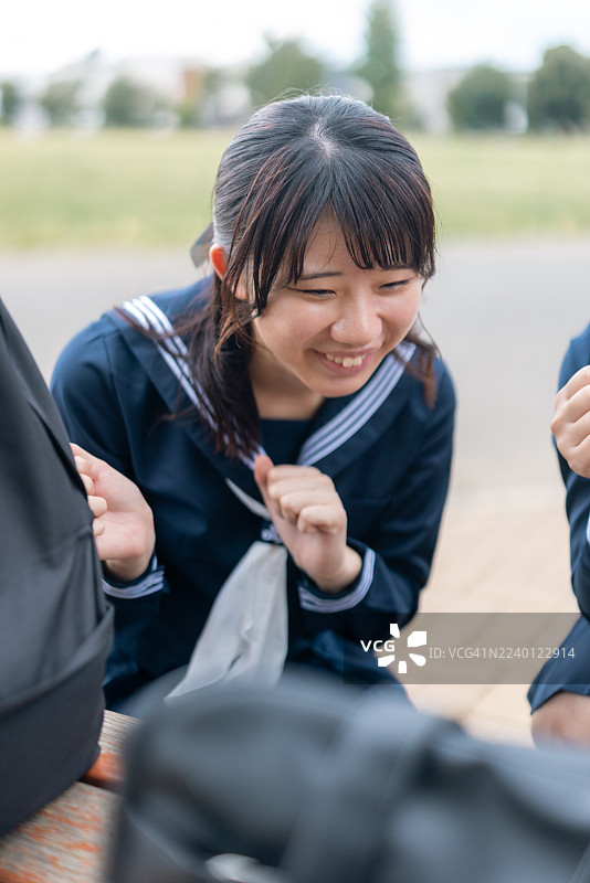 女高中生们准备录制电影，分享到社交媒体图片素材