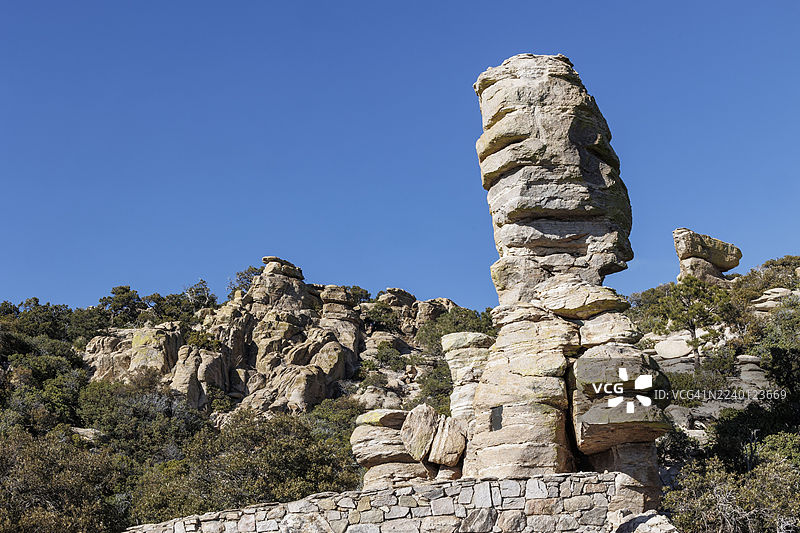 位于美国亚利桑那州图森市附近麦克道尔山公路沿线温迪角观景点（Windy Point Vista overlook）的希区柯克峰（Hitchcock Pinnacle）岩层图片素材