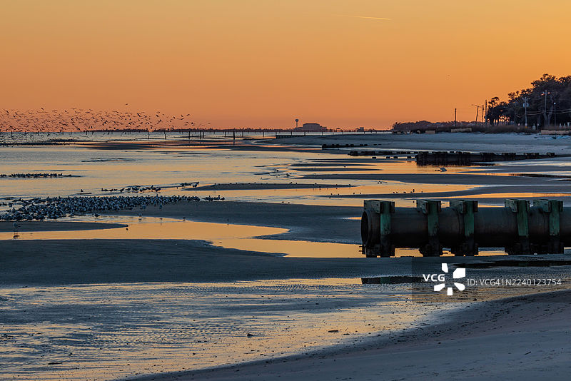 日落时分，密西西比州长滩海岸线旁的密西西比湾图片素材