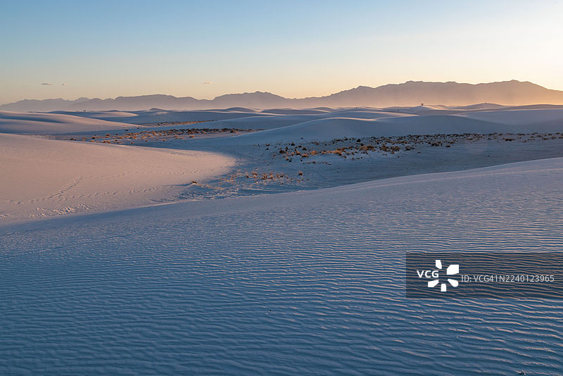 美国新墨西哥州阿拉莫戈多的白沙国家公园，傍晚时分，平滑弯曲的沙丘图片素材