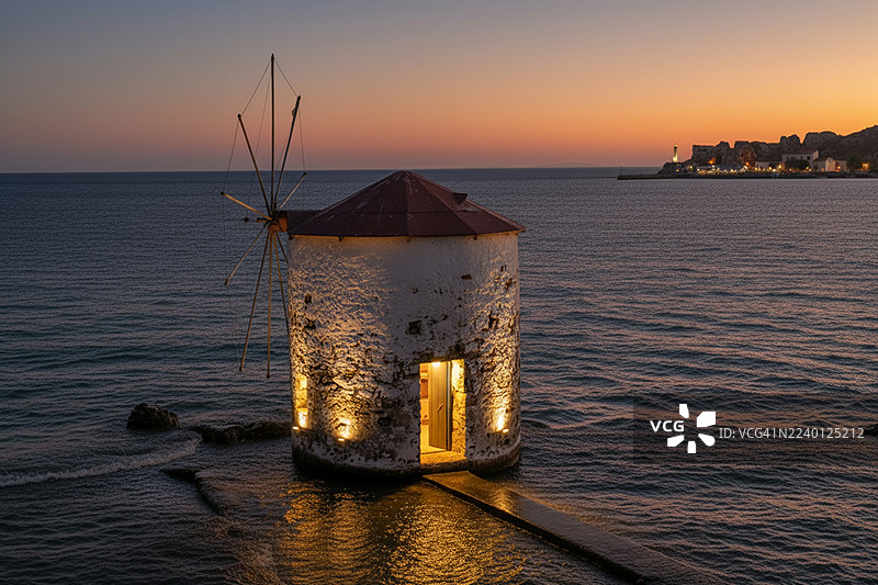 勒罗斯岛夕阳下的孤独风车图片素材