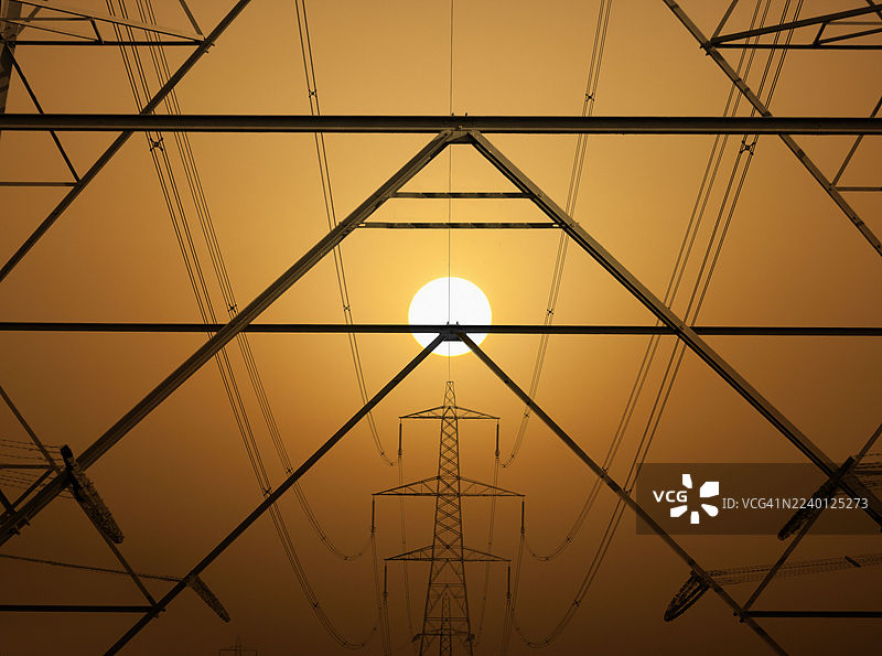 日出时肯宁顿草甸上的灯柱和发光的天空图片素材