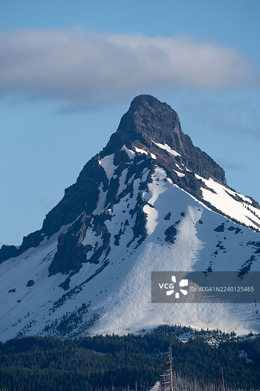华盛顿山，俄勒冈州高喀斯喀特山脉中被侵蚀的火山颈图片素材