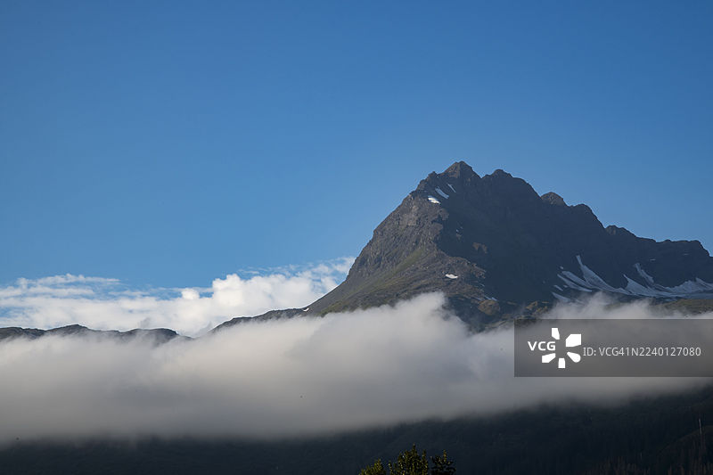 阿拉斯加楚加奇山脉，山顶在云层之上若隐若现图片素材
