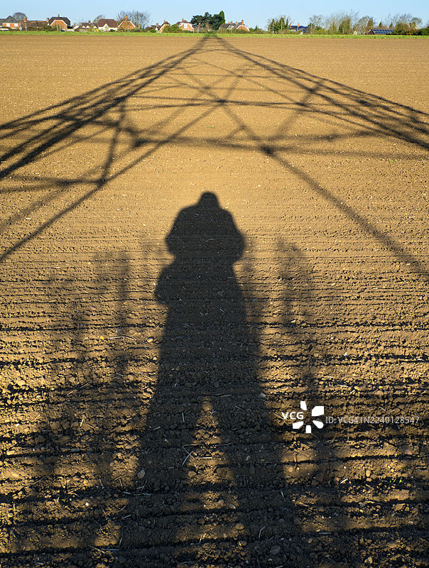 日出时分，下雷德利（Lower Radley）的电线杆和摄影师的剪影图片素材