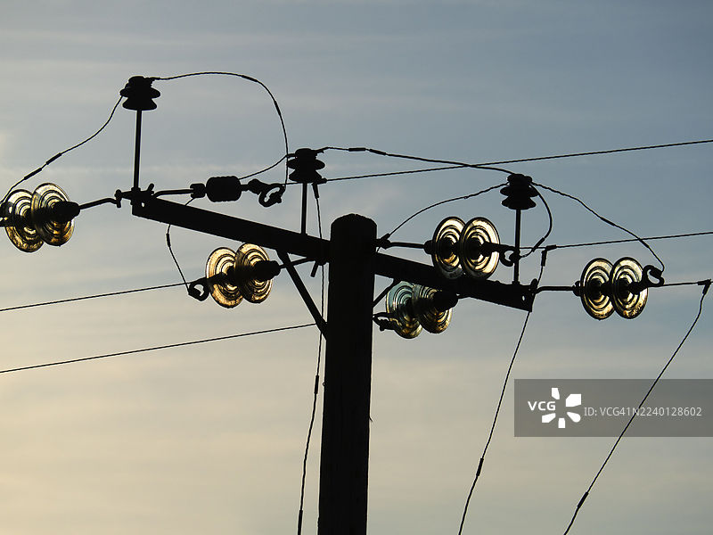 牛津郡拉德利村外的低压电力线和变压器图片素材