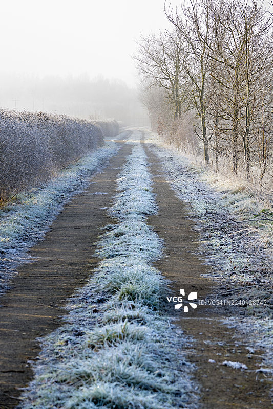 下拉德利村一条被冰封的行人道，一片空旷图片素材