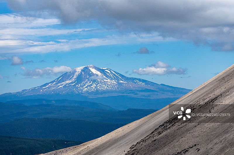 从圣海伦斯火山的火山灰和浮石覆盖的山坡上看亚当斯火山图片素材