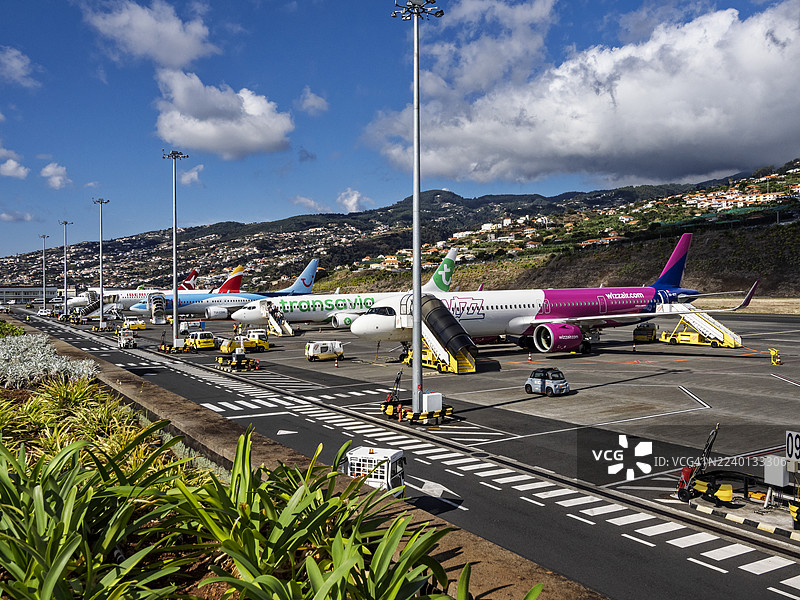 马德拉岛丰沙尔的克里斯蒂亚诺·罗纳尔多国际机场航站楼前停机坪上的飞机。图片素材