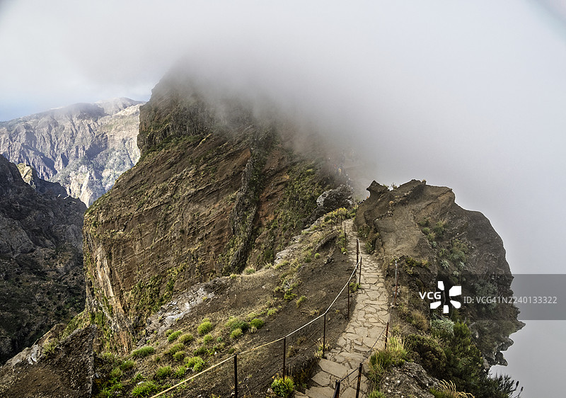 雾锁山顶的登山小径。皮库·阿雷罗峰，马德拉岛（Madeira Island）。图片素材