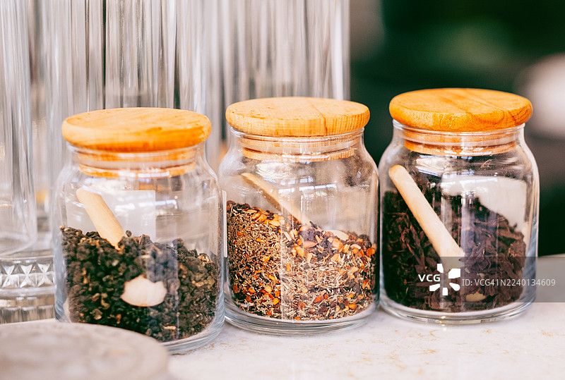 散装茶叶混合物的罐子。天然成分、草本健康和茶道理念。图片素材