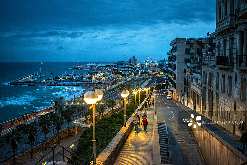 黄昏时分的海滨长廊和地中海。游客在区域内悠闲散步。西班牙，加泰罗尼亚，塔拉戈纳。图片素材