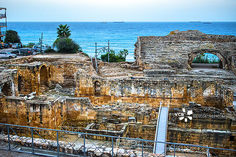 罗马圆形剧场和塔拉戈纳的地中海日落。西班牙加泰罗尼亚。图片素材