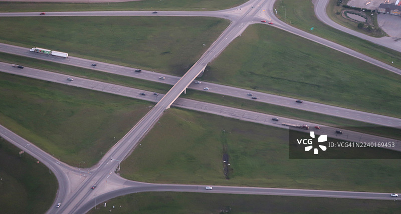 从上方看到的公路上的钻石交叉口图片素材