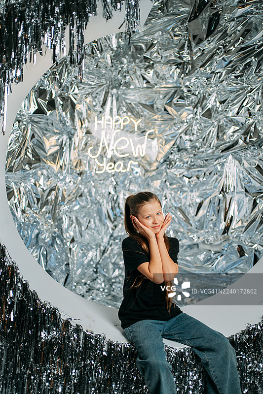 女孩在节日银色背景下庆祝新年图片素材