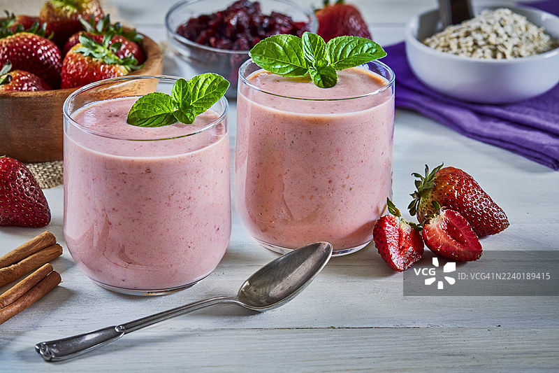 健康饮食：美味新鲜的草莓冰沙。图片素材