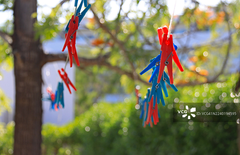 晾干衣物后留在晾衣绳上的塑料晾衣夹或夹子图片素材