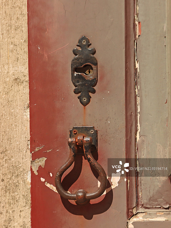 特写：一个非常古老的生锈的门环和钥匙孔图片素材