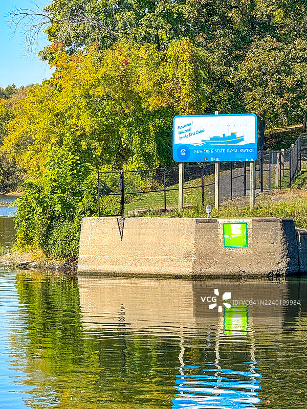 欢迎标志，法文和英文，在伊利运河的入口处，沃特福德，纽约州图片素材
