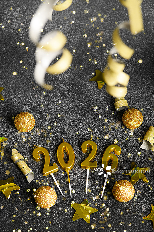 2026年金色新年庆典，伴有闪光和彩纸屑图片素材