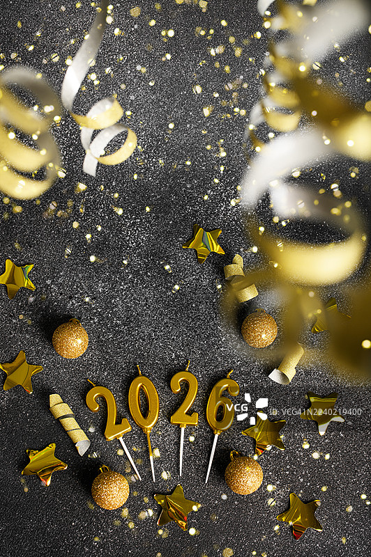 金色2026新年庆典，闪耀亮片与纸屑图片素材