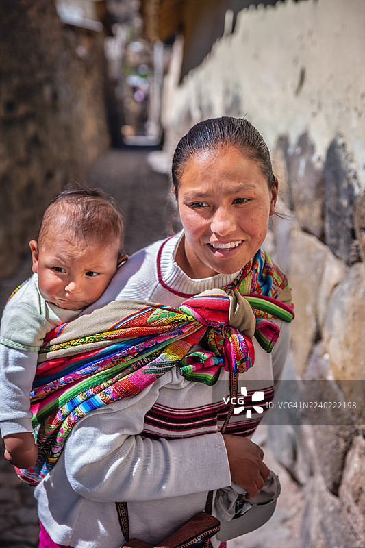 一名秘鲁妇女背着她的婴儿在奥扬泰坦博附近图片素材