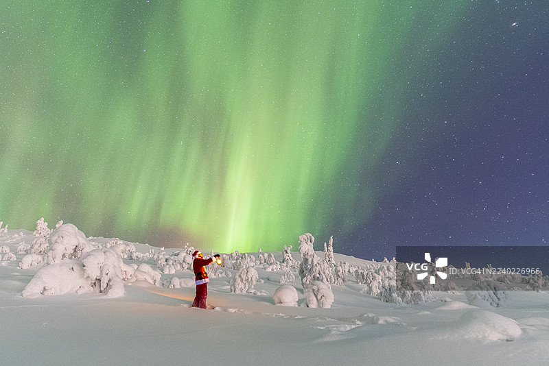 圣诞老人将在芬兰雪地里欣赏北极光（极光）图片素材