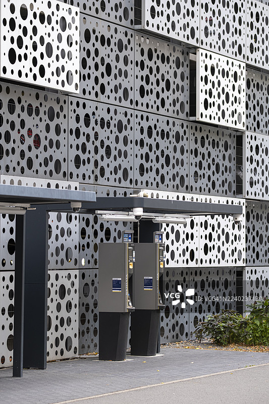柏林现代停车场外观，带有几何穿孔和售票机图片素材