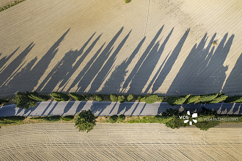 托斯卡纳，乡村公路的航拍景观图片素材