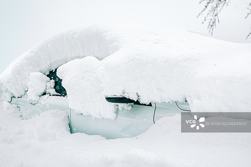 大雪过后，汽车被深埋在雪下图片素材