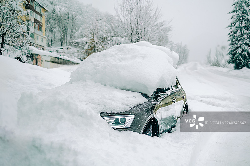 大雪过后，汽车被埋在深雪之下。图片素材