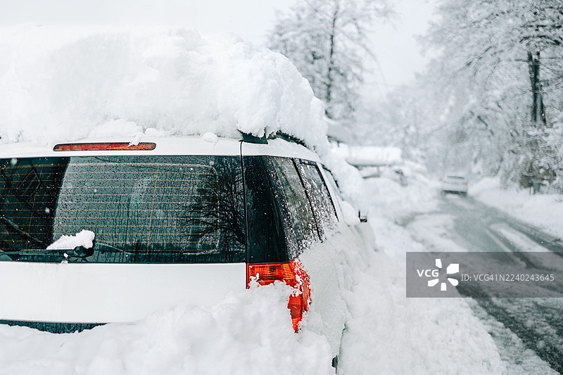 大雪过后，汽车被埋在深雪中。图片素材