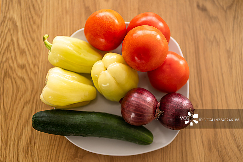 新鲜蔬菜装盘，用于健康烹饪图片素材