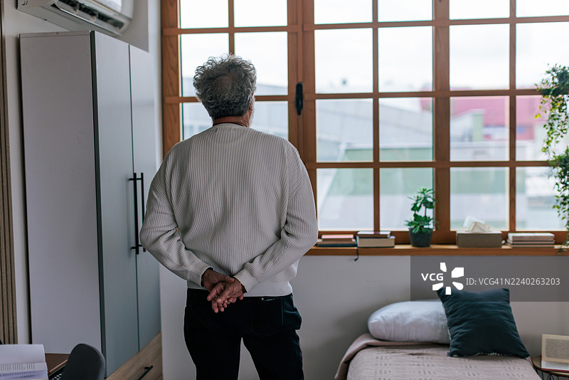 中年男性，肥胖，凝视窗外图片素材