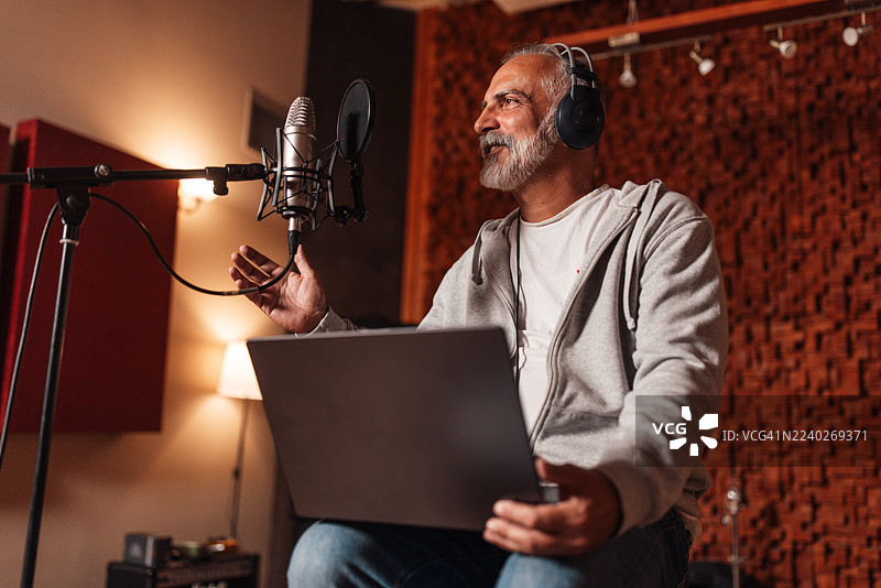专业录音棚内录制播客的男士图片素材
