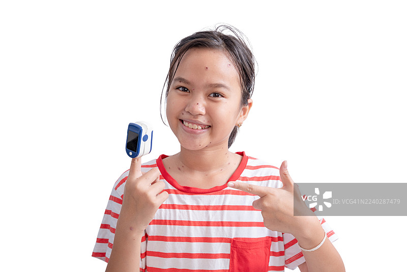 一名年轻女子患有水痘，在白色背景下拿着脉搏血氧仪。图片素材