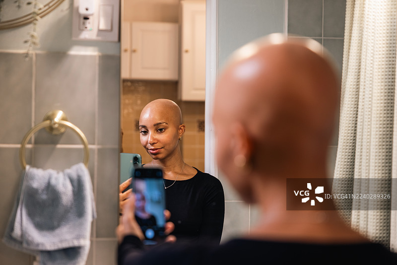 同理心与自信的镜像反射图片素材