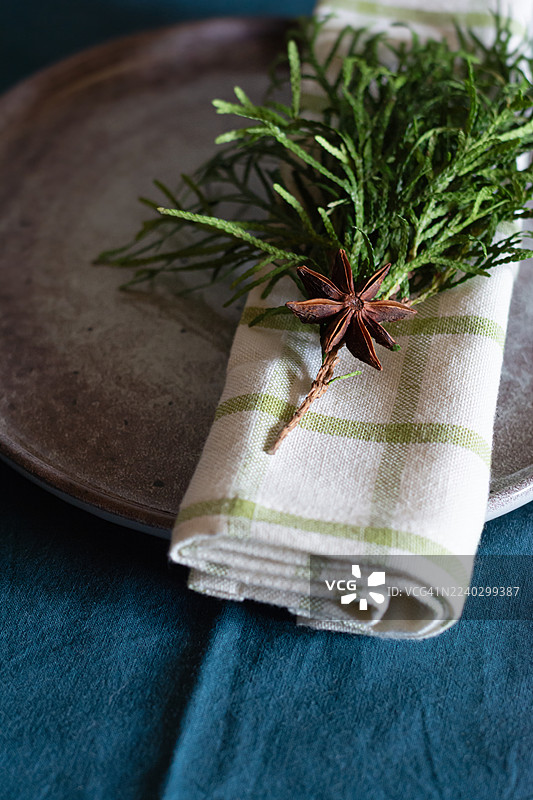 圣诞节餐盘摆设，背景为翠绿色。优雅的圣诞餐桌装饰，俯视角度。图片素材