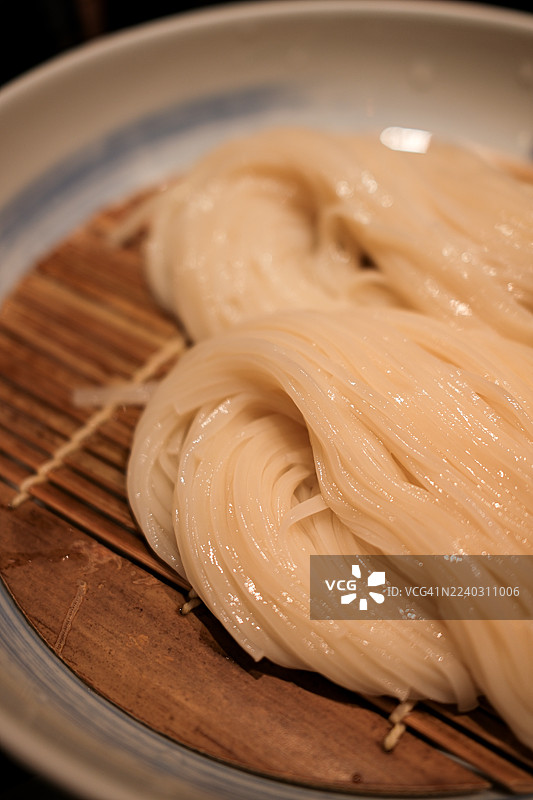 日式冷乌冬面放在竹席上图片素材