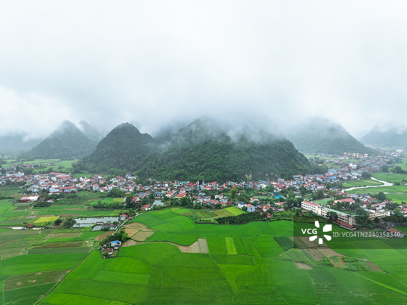 越南北部谅山省，空中俯瞰北山谷的稻田和石灰岩山脉图片素材
