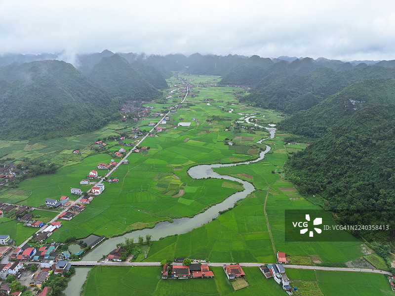 越南北部谅山省，从空中俯瞰文安谷的稻田和石灰岩山脉图片素材