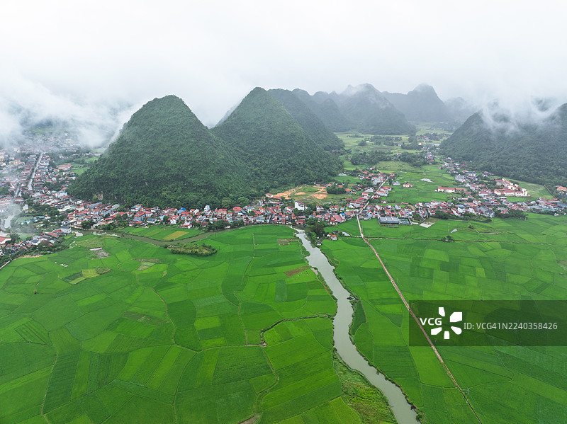 越南北部谅山的航空景观，展现了陆地上的稻田和石灰岩山脉，如描绘的坝子谷。图片素材