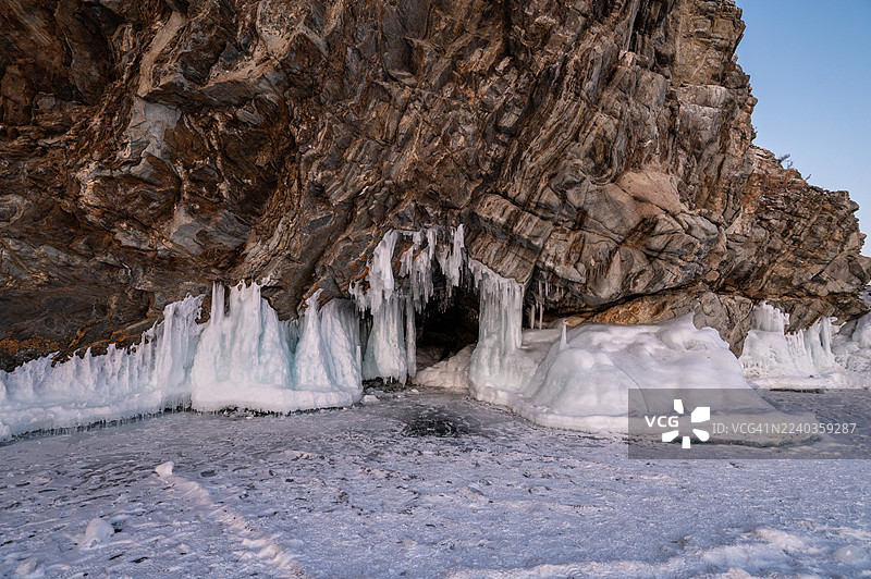 俄罗斯贝加尔湖的冰洞。冰洞在贝加尔湖周边的岩石中形成，这些自然构造是冬季的热门景点。图片素材