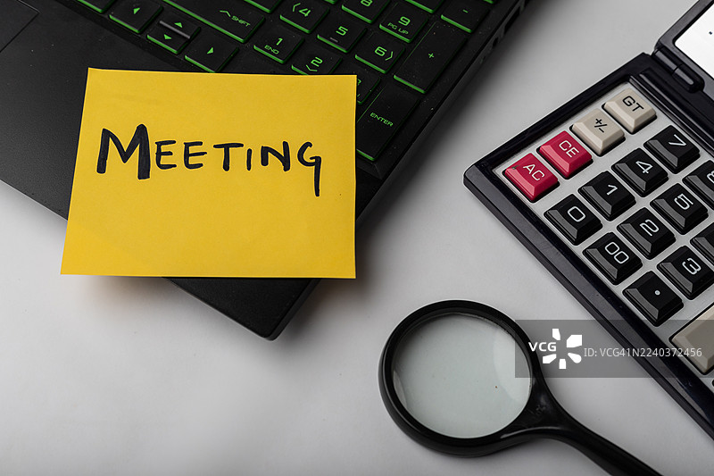 带有便签提醒的笔记本电脑和计算器工作站设置，提醒即将举行的会议图片素材