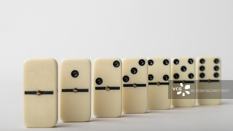 宁静午后，素净白底上为游戏排好的一副经典多米诺骨牌图片素材