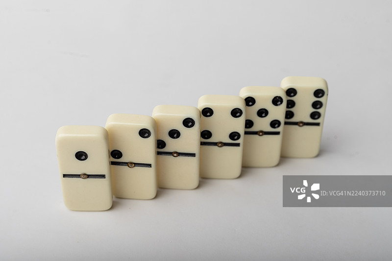 一排排多米诺骨牌准备好在纯色背景上进行游戏图片素材
