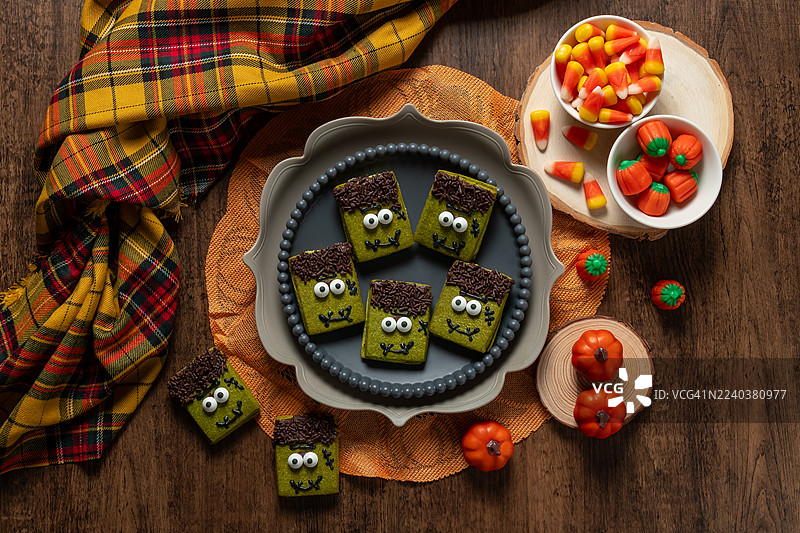 万圣节抹茶奶油夹心饼干，摆放在质朴的木桌上图片素材