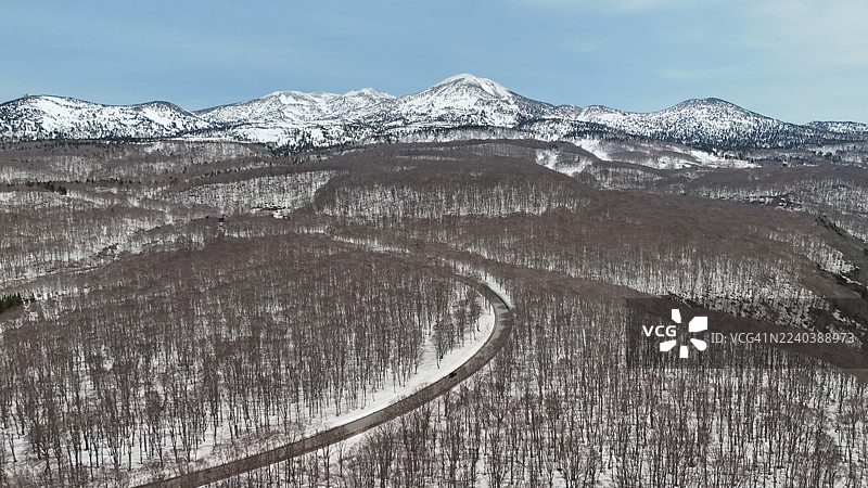 青森县青森市西津轻郡鯵泽町的青森春季滑雪场区域，远眺风景如画的冬季雪峰山脉图片素材